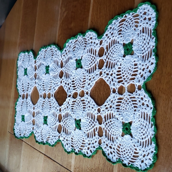 Handmade doili table runner - Picture 4 of 5